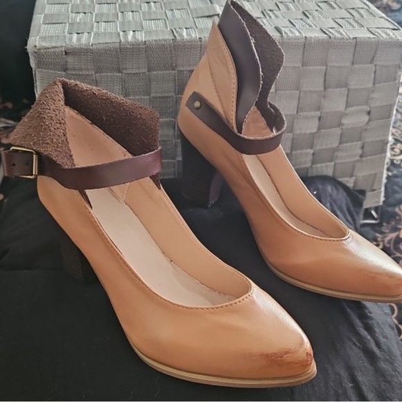 Source Unknown Brown Block Heels Brown lap can be worn down. Two styles to wear. - Picture 2 of 4